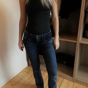 Blå bootcut jeans - Snygga blå bootcut jeans med lågmidja. Perfekta och jätte snygg passform upptill och utsvängda ben. Jeansen kommer ifrån Ltb och har storlek 27/32 och modellen är 167!💘