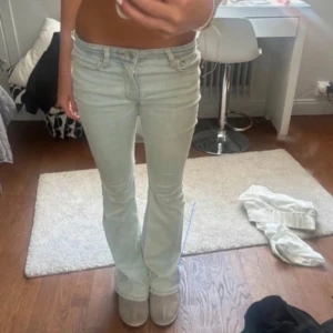 Ljusblå jeans - Snygga ljusblå jeans i gott skick!💞 midjemåttet är 36cm men byxorna är stretchiga och formar sig efter kroppen. Bild från tidigare ägare. 