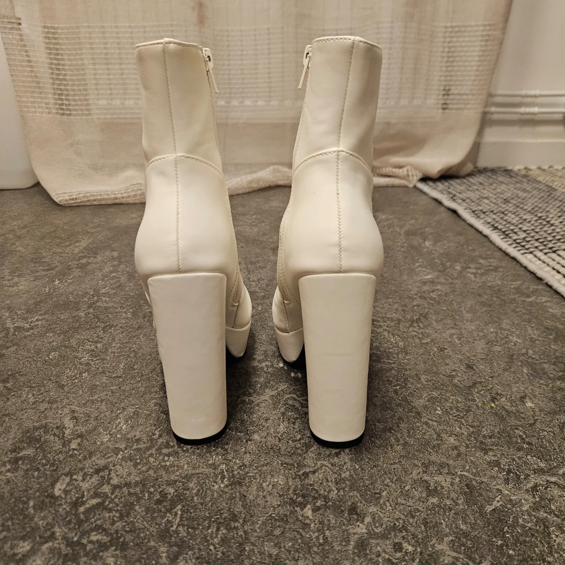 Vita klackstövlar  - 3
