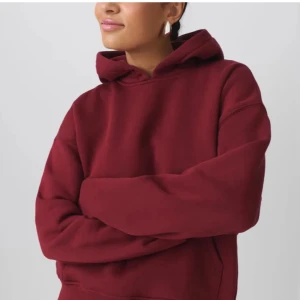 Hoodie  - säljer en superfin vinröd hoodie från gina tricot! Använt fåtal gånger, inga defekter!