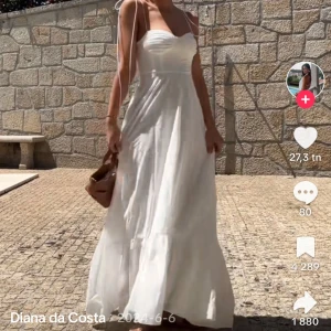 Zara sommarklänning - Säljer denna PERFEKTA sommarklänning, använd 1 gång 💌