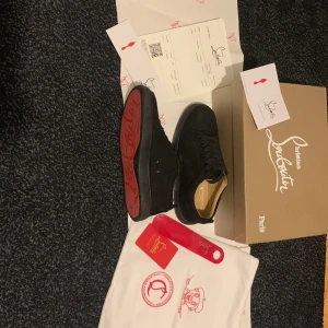 Svarta Louboutin  - Svarta Louboutin utan spikar fint scick 