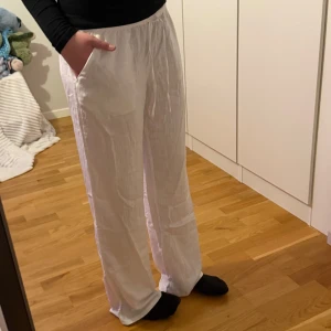 Linnebyxor  - Vita linnebyxor från h&m. Aldrig andvända i storlek S/M jätte sköna till sommarn 