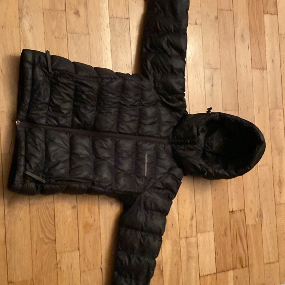 Svart pufferjacka med huva - 1