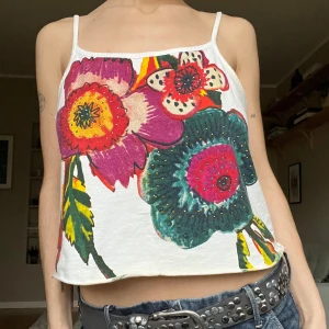 Blommig topp - Blommig 2000tals topp med rhinestones🌺