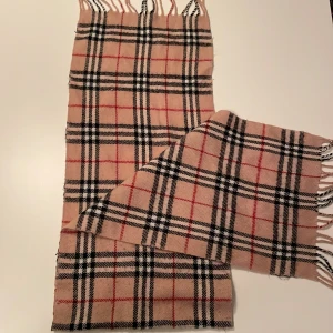 Burberry scarf  - Riktigt fet burberry scarf! Perfekt för kallare dagar.