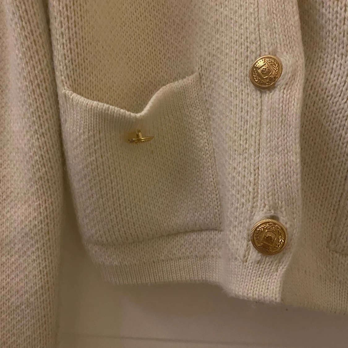 Kofta med guld knappar