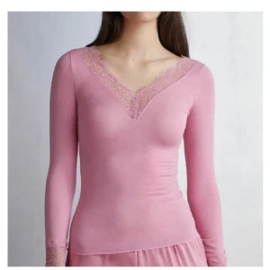 Rosa intimissmi tröja💘💘 - Jätte fin tröja från intimissmi med en spets v-rigning, denna färg säljs ej längre 💕💕 kom privat vid frågor!!