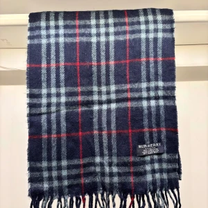Burberry Halsduk  - Skick 9/10 | bäst i pris i Sverige! Skriv om du har fler frågor 😊
