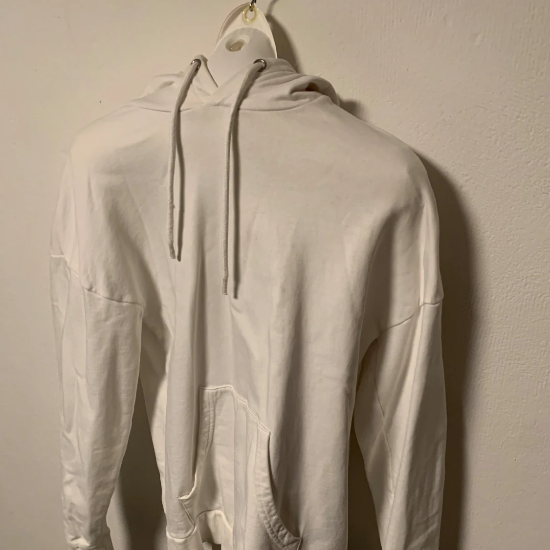 Vit hoodie med ficka från Only & Sons