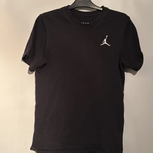 Svart t-shirt från Jordan - Tja! Säljer nu min jorfan thsirt för den inte kommer till något använding, den är perfekt inför sommaren och är ganska använd men är forfarande i bra skick