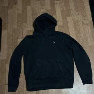 Ralph Lauren hoodie - Hoodie från Ralph Lauren. Den är använd men inga defekter. Storlek M. Kostar 2 295kr ny. Skicka bud!                                   