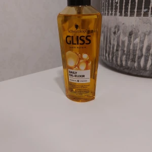 Schwarzkopf Gliss Daily Oil-Elixir - Schwarzkopf Gliss Daily Oil-Elixir är en hårolja som ger näring och glans till håret. Innehåller arganolja och vitamin E för att reparera och skydda håret mot skador. Perfekt för daglig användning för att hålla håret mjukt och friskt.