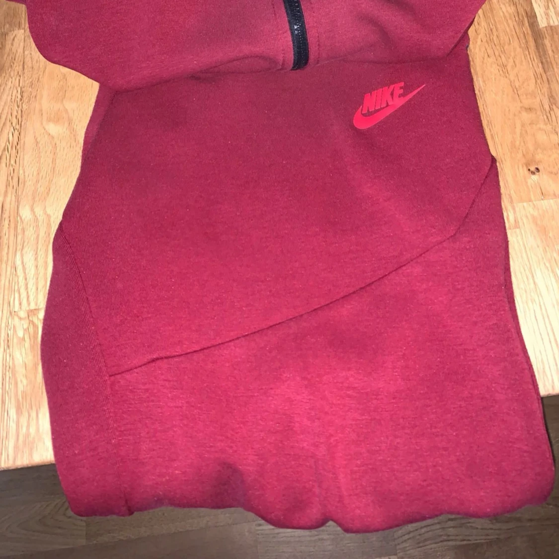 Vinröda Nike tech byxor - 1