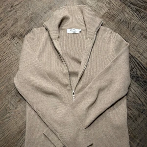 Ljung Full-Zip - Säljer denna riktigt snygga full-Zip ifrån Ljung! Tröjan är aldrig använd bara testad på. Riktigt skön passform och snygg färg. Nypris: 1500kr