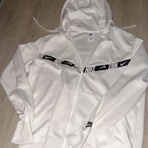 Nike Hoddie - Nike Hoddie vit                                                                      Storlek Medium                                                                    Cond: Som ny                                                                     För mer frågor skriv!