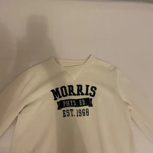 Vit tröja från Morris - Tjena ! Säljer en fett vit Morris tröja, inga defekter alls på den, knappt använd. Storleken är S, om ni har några frågor kan ni bara skirva. Mvh Oskar