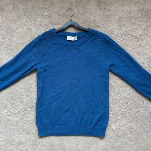 Blå stickad - Säljer en blå, stickad tröja i strl XS ifrån Vila. Köparen står för frakten🤍