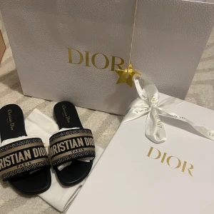 Nya dior tofflor  - Helt nya, äkta med alla tillbehör. Storlek 37. Aldrig använda. Förskottsbetalning skickas samma dag med PostNord spårbart! 