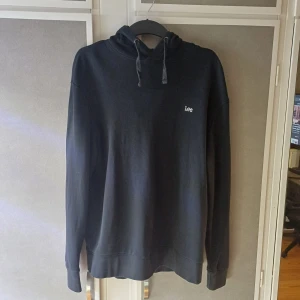 Svart hoodie från Lee - Säljer en svart hoodie från Lee i storlek M. Regular fit                                                   Priset är inte fast