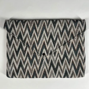 Zickzack-mönstrad datorfodral - #05 Oceanwave. Snyggt datorfodral med ett coolt zickzack-mönster i svart. Perfekt för att bära din laptop och anteckningsblock, pennor mm. Väskan har en praktisk knappstängning och flera fack inuti för pennor och anteckningar.