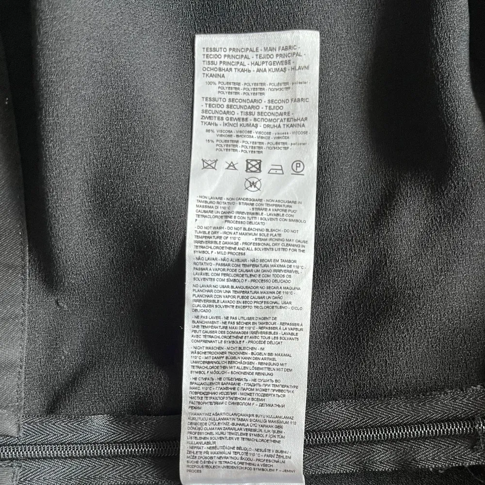 Snygg svart kjol från Armani Exchange med en klassisk A-linjeform. Kjolen har en enkel design som gör den lätt att matcha med olika toppar. Perfekt för en stilren look. Använd fåtal gånger, väldigt bra skick.. Hameet.