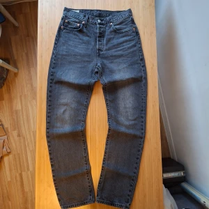 Mörk Grå jeans från Levi's 501  - Snygga grå jeans från Levi's med klassisk femficksdesign och knappgylf. Har inga tecken på andvändning, bara använt 1-3 gånger. De har en rak passform och är tillverkade i slitstarkt denim. W28 L32 skriv gärna om du har några frågor eller något bud 😊 nypris 1 149kr