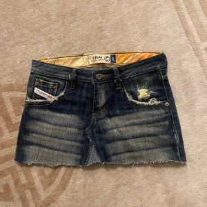 Lågmidjade jeans kjol - Så snygg jeans kjol! Midjemåttet- 37 cm, Längdfram- 26 cm, Längdbak- 31 cm