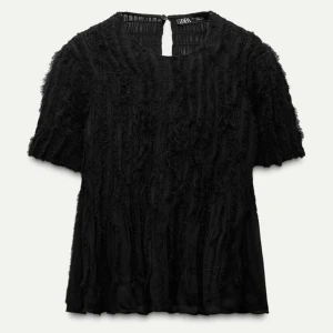 Fransar topp zara - Skitsnygg till både skola och finare tillfällen!! Beställde en storlek S men fick hem en L, därför blir den tyvärr lite bred på mig. Passar annars  i längd så skulle mer säga att den sitter som en M🫶 helt oanvänd alltså med lappen kvar, nypris 699, säljer för 300