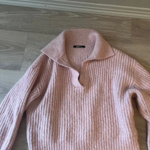 Rosa stickad tröja - Fin ljus rosa stickad tröja. Skriv gärna vid frågor eller om du vill ha fler bilder.