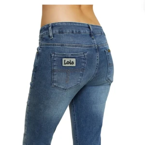 Blå bootcut jeans från Lois - Snygga blå bootcut jeans från Lois med klassisk femficksdesign. De har en hög midja och en bekväm passform som framhäver figuren. Perfekta för en avslappnad stil med en touch av retro.