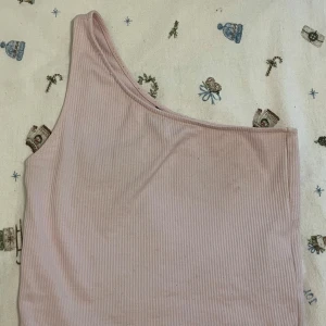 Rosa topp från Gina Tricot - Säljer en söt  rosa topp från Gina Tricot. Använd några få gånger.