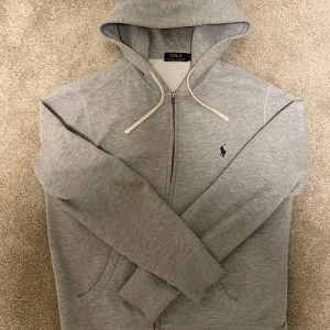 Ralph lauren zip hoodie - Tja, säljer nu denna riktigt feta zip hoodien från Ralph lauren, den är i grymt skick utan några som helst defekter! Hör av er vid frågor eller funderingar👍🏼