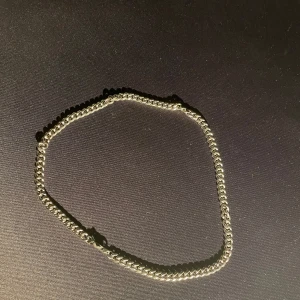Silverfärgat halsband från Trendhim Accessories - Snyggt silverfärgat halsband i super bra skick, använt väldigt få gånger. Kommer också i väldigt snygga påsar och en ask.