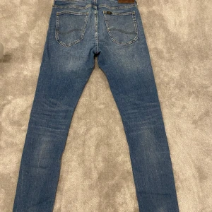Blå jeansbyxor - Säljer nu dessa riktigt feta Lee jeans i en mycket snygg tvätt till ett riktigt bra pris! Storlek: W29 L32. Tveka inte att höra av dig om du har några frågor!