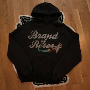 Brand Of Roses rhinestone astroboy - Navy boxig hoodie med rhinestones i tvättad feel, stor i storleken (S men sitter som en stor M). Använd ett fåtal gånger