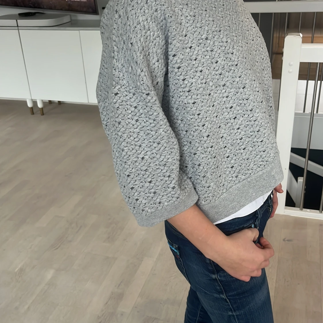 Grå stickad tröja - 1