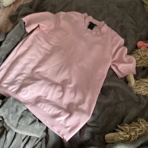 Stickad tröja  - En rosa kortärmad tröja från Lindex i storlek Xs