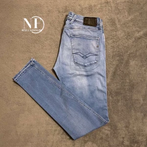 Replay anbass  - Tja! Säljer ett par ljusblå jeans från Replay i modellen anbass. Byxorna är i storlek W32, L34 och är i väldigt fint skick. Hör av er vid eventuella frågor eller funderingar!🤝
