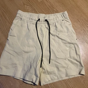 Nike tech fleece shorts - Ett par beiga Nike tech fleece shorts, storlek xs i mycket bra skick!😃
