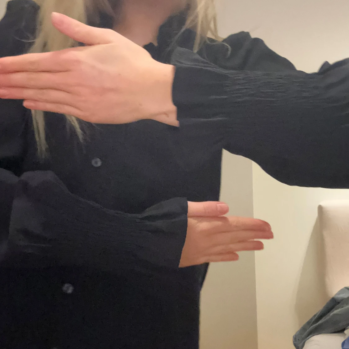 Svart blus men volang detaljer - 3