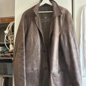 Brun skinnjacka från Gant - Säljer en brun skinnjacka från Gant Perfekt för höst och vår! Storlek XXL, väldigt sparsamt använd. 