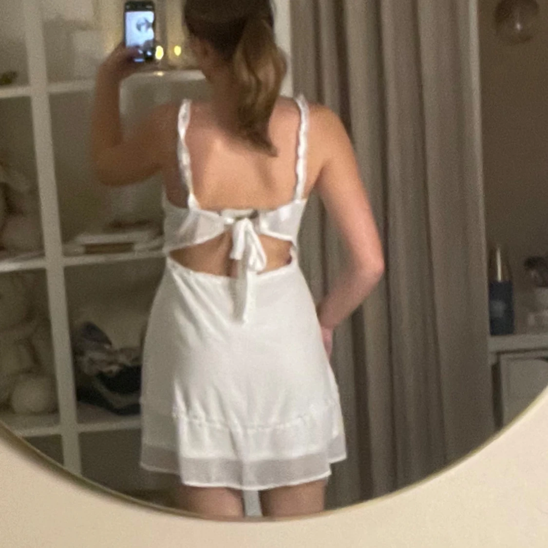 Vit klänning med volangdetaljer - 2