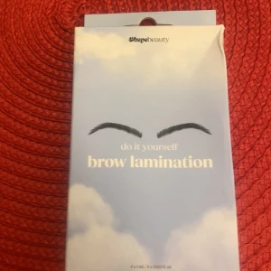 Brow Lamination Kit från Beqebeauty - DIY brow lamination kit från Beqebeauty för att skapa perfekt formade och fylliga ögonbryn hemma. Innehåller allt du behöver för att laminera dina bryn enkelt och snabbt.