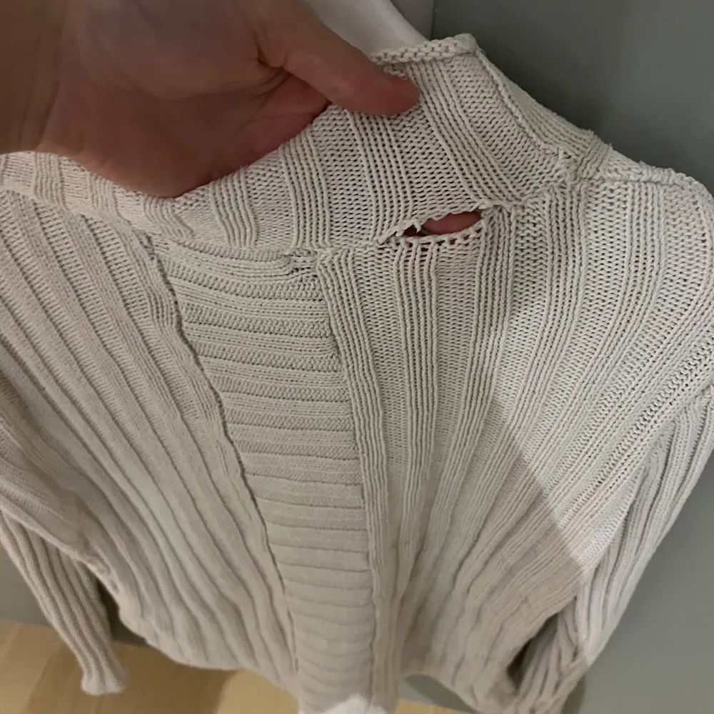 Säljer en stilren vit stickad tröja från green house. Tröjan har en v-ringad design och långa ärmar, perfekt för kyligare dagar. Den ribbade strukturen ger en snygg och modern look. Passar bra till jeans eller kjol för en avslappnad stil. Ett håll bak i nacken på tröjan, men lätt att fixa . Neuletakit & Villapaidat.