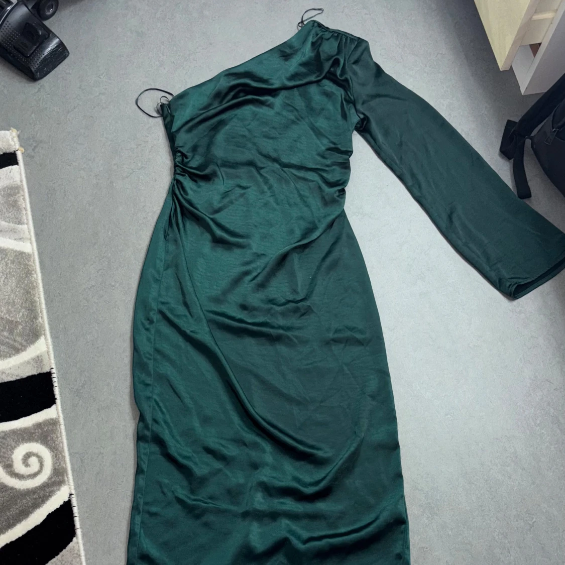 Mörkgrön oneshoulder klänning