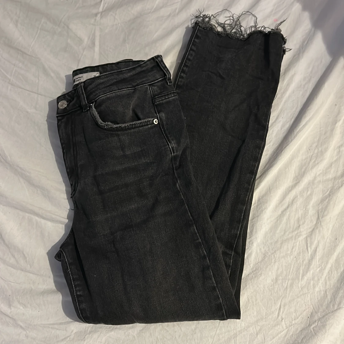 Svarta jeans med fransiga kanter - 1