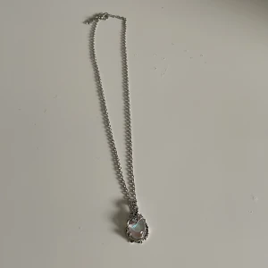 Halsband  - Säljer detta halsbandet pågrund av att det inte passar min stil. Halsbandet har inte används och är helt nytt.