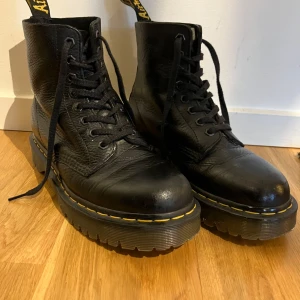 Dr Martens - Säljer ett par relativt oanvända Dr Martens som inte kommer till användning längre. De är ingångna men i fint skick i övrigt och har inga  defekter. Det är en modell med lite tjockare sulor. Köptes för ca 2000 kr.