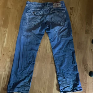 True Religion jeans - Säljer ett par snygga blå jeans från True Religion med femficksdesign. Waist är 40. Skriv om du har frågor 